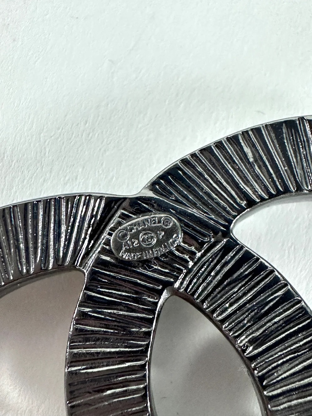 CHANEL Silver CC Logo Brooch with White Pearls - Picture 6 of 6